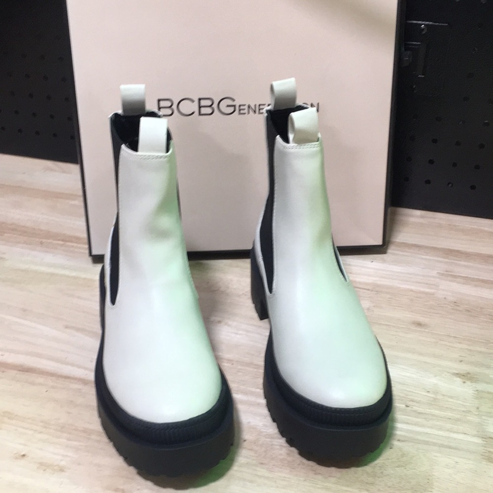 New WB Woman’s BCBGeneration White Chelsea Lug Boot with Black Elastic - Picture 3 of 5